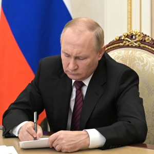 Подписал закон уже 19 раз: Путин снова перенес выплаты по вкладам СССР на другой год