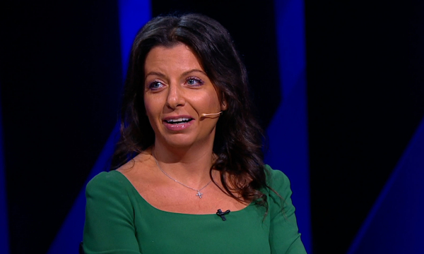 Грудь выпала: Симоньян оконфузилась в эфире